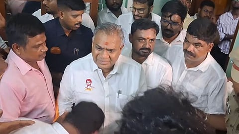 த.வெ.க. தொண்டர்கள் மத்தியில் தமிழக அமைச்சர் புஸ்சி ஆனந்த்