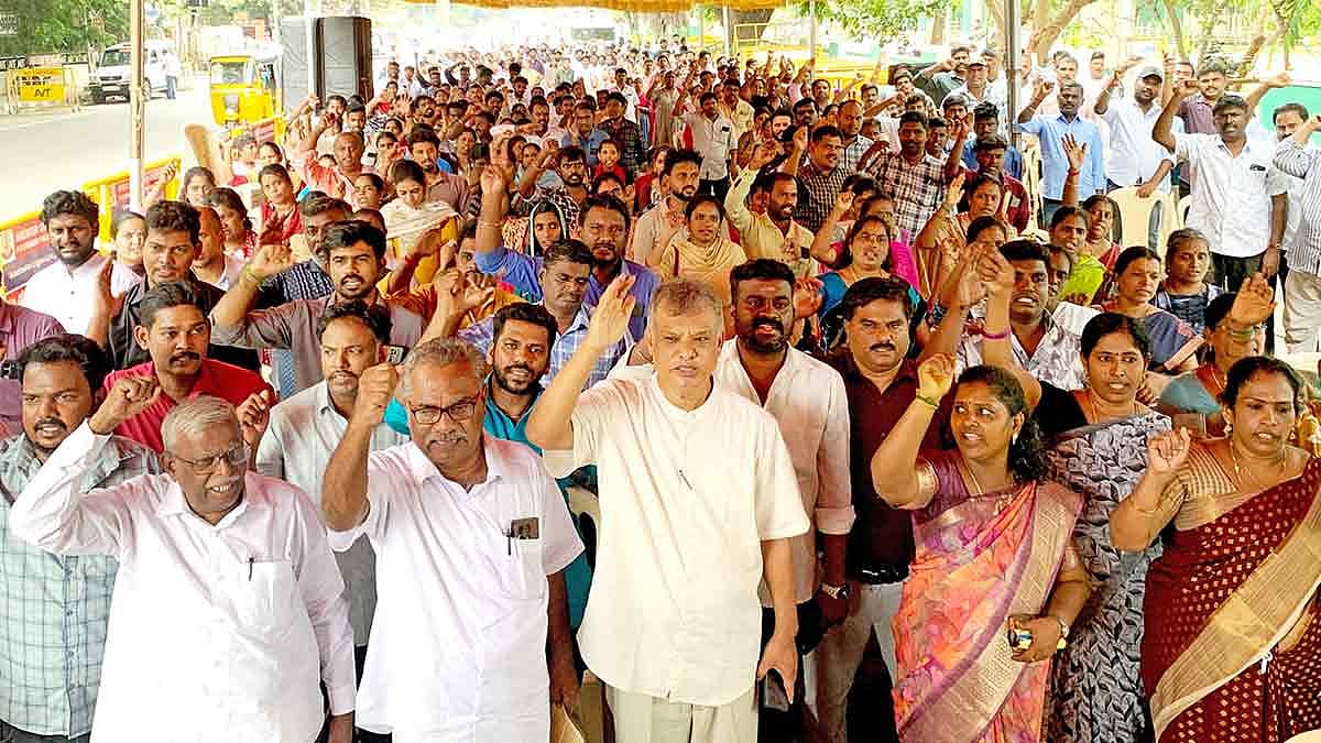 அரசு இ-சேவை மைய ஊழியர்கள் உண்ணாவிரதம் 