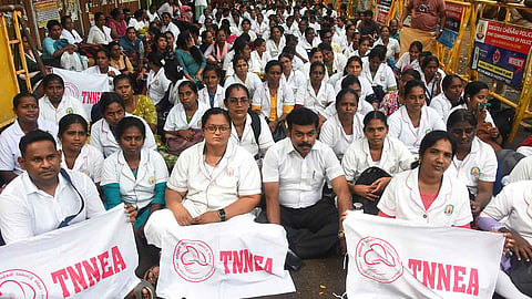 
சென்னை தேனாம்பேட்டை டி.எம்.எஸ். வளாகத்தில் போராட்டத்தில் ஈடுபட்ட நர்சுகள்.