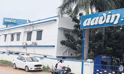 ஈரோடு மாநகர பகுதியில் ஆவின் பால் தட்டுப்பாடு - 4 ஆயிரம் லிட்டர் குறைக்கப்பட்டதாக புகார்!