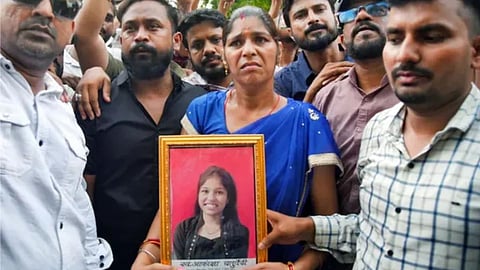 கையில் மகள் ஆகான்ஷாவின் படத்துடன் தாய் நீலம் 