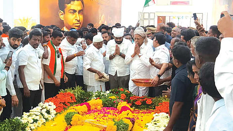 11-ம் ஆண்டு நினைவு நாள் - அப்துல் கலாம் நினைவிடத்தில் கலெக்டர், அண்ணாமலை மரியாதை