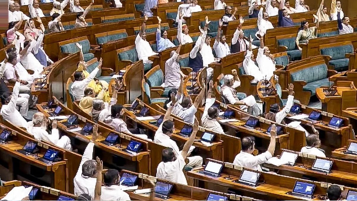 மாணவர்கள் மீது தாக்குதல் விவகாரம்.. அமளியால் நாடாளுமன்ற இரு அவைகளும் ஒத்திவைப்பு 
