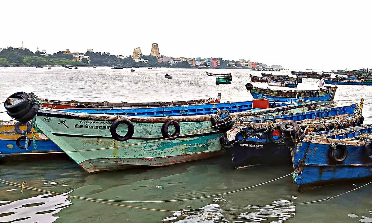 ராமேசுவரம் விசைப்படகு, நாட்டுப்படகு மீனவர்கள் இன்று கடலுக்கு செல்ல தடை