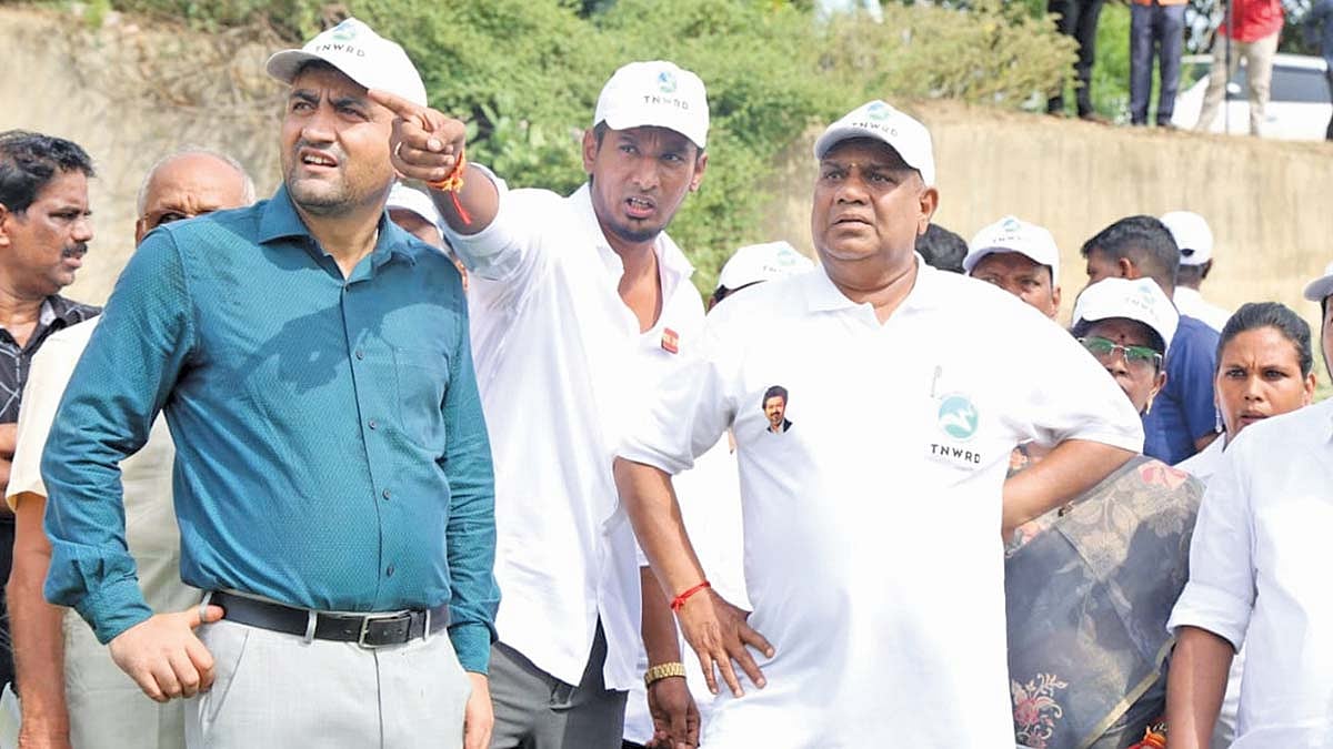 அடையாறு, பக்கிங்ஹாம் கால்வாய் தூர்வாரும் பணிகள் தீவிரம்- அமைச்சர் என்.ஆனந்த் நேரில் ஆய்வு