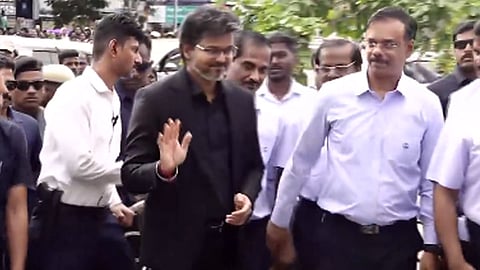 VIDEO: மெட்ரோ ரெயிலில் பயணித்த முதலமைச்சர் விஜய்... 