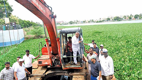 தூர்வாரும் பணியை ஆய்வு செய்த அமைச்சர் என்.ஆனந்த்