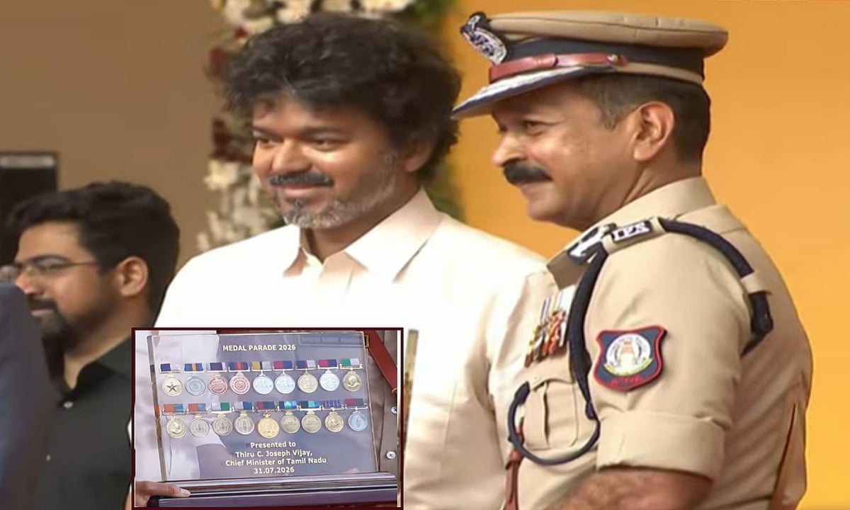 முதலமைச்சர் விஜய்க்கு நினைவுப் பரிசு வழங்கிய டிஜிபி மகேஷ்குமார் அகர்வால் 