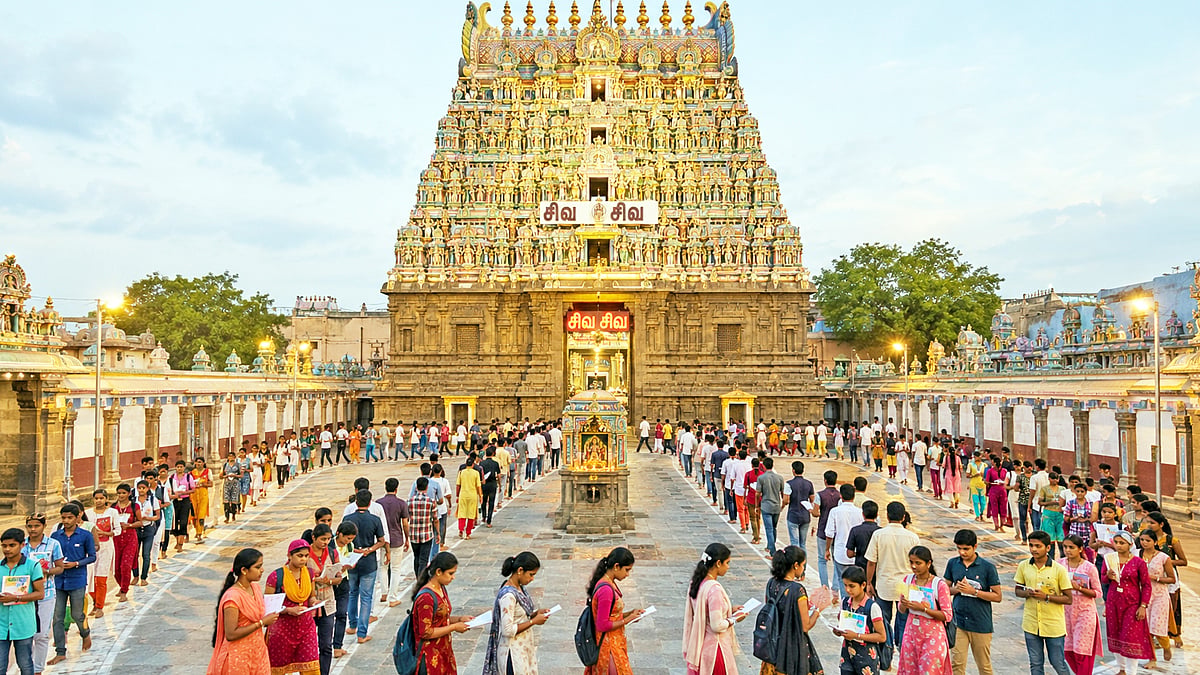 சிறந்த மதிப்பெண் பெற வேண்டி ஆடிச்சுற்று செல்லும் மாணவர்கள்