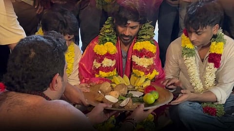திருவண்ணாமலை அருணாசலேஸ்வரர் கோவிலில் நடிகர் தனுஷ் மகன்களுடன் சாமி தரிசனம்