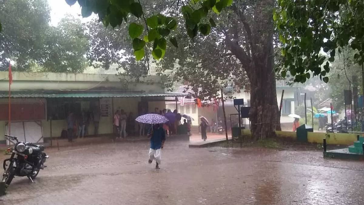 கேரளாவில் கனமழை: 8 மாவட்டங்களுக்கு ரெட் அலர்ட், 15 பேர் பலி