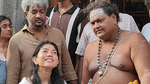 திருவண்ணாமலை அண்ணாமலையார் கோவிலில் நடிகை சாய் பல்லவி சாமி தரிசனம்