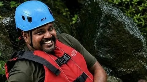 கேரளா: தன்னுயிரை நீர்த்து வெள்ளத்தில் சிக்கிய முதியவரை காப்பாற்றிய நீச்சல் வீரர்!