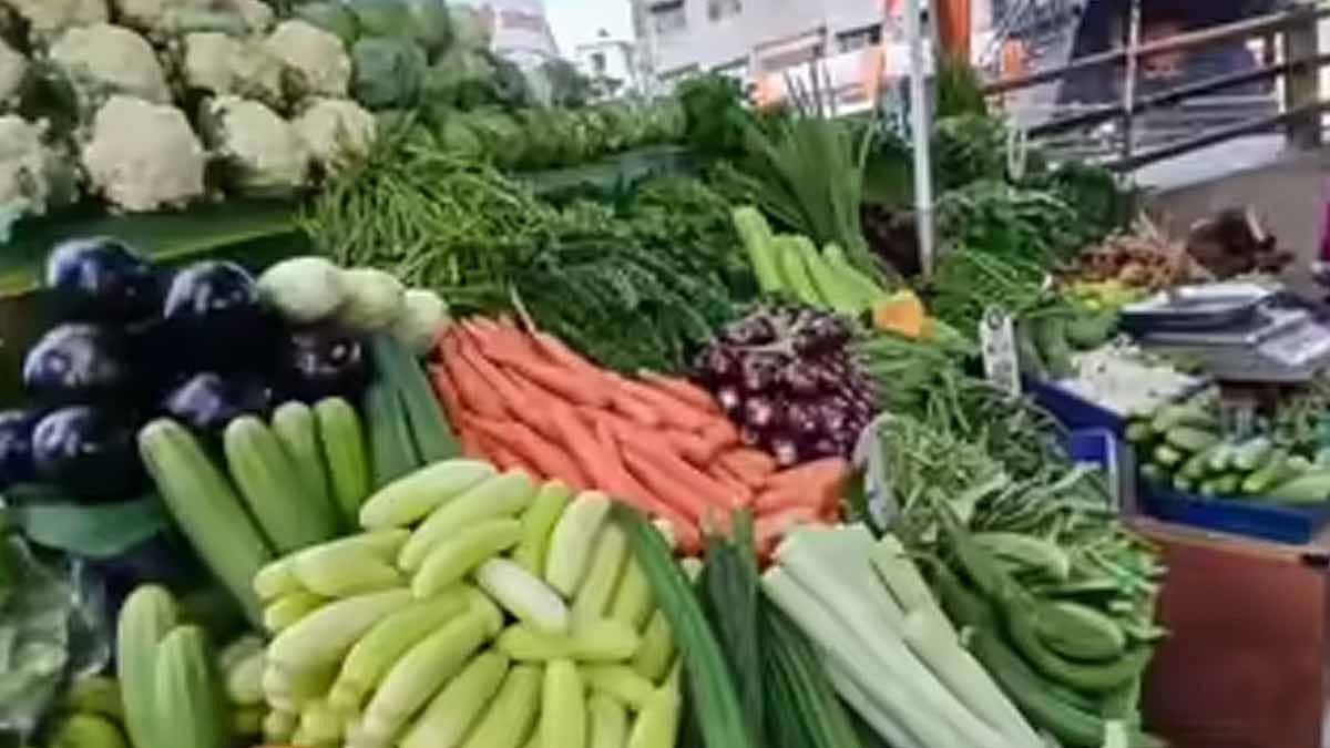 கோயம்பேடு மார்க்கெட்டில் கேரட், பீன்ஸ் விலை உயர்வு- கிலோ ரூ.100-க்கு விற்பனை