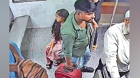 சென்னை புறநகர் ரெயிலில் ஒடிசா வாலிபர் பெண்ணின் உடல் அடைக்கப்பட்ட சூட்கேசை கையில் எடுத்து சென்ற காட்சி.
