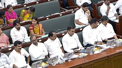 மீண்டும் இடம் மாறி அமர்ந்த முதலமைச்சர் விஜய்