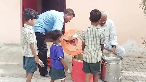 காலை உணவு சாப்பிட்ட மாணவர்கள்