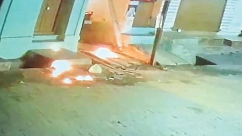 சோழவந்தானில் இன்று காலை வீடுகளின் மீது  பெட்ரோல் குண்டு வீச்சு