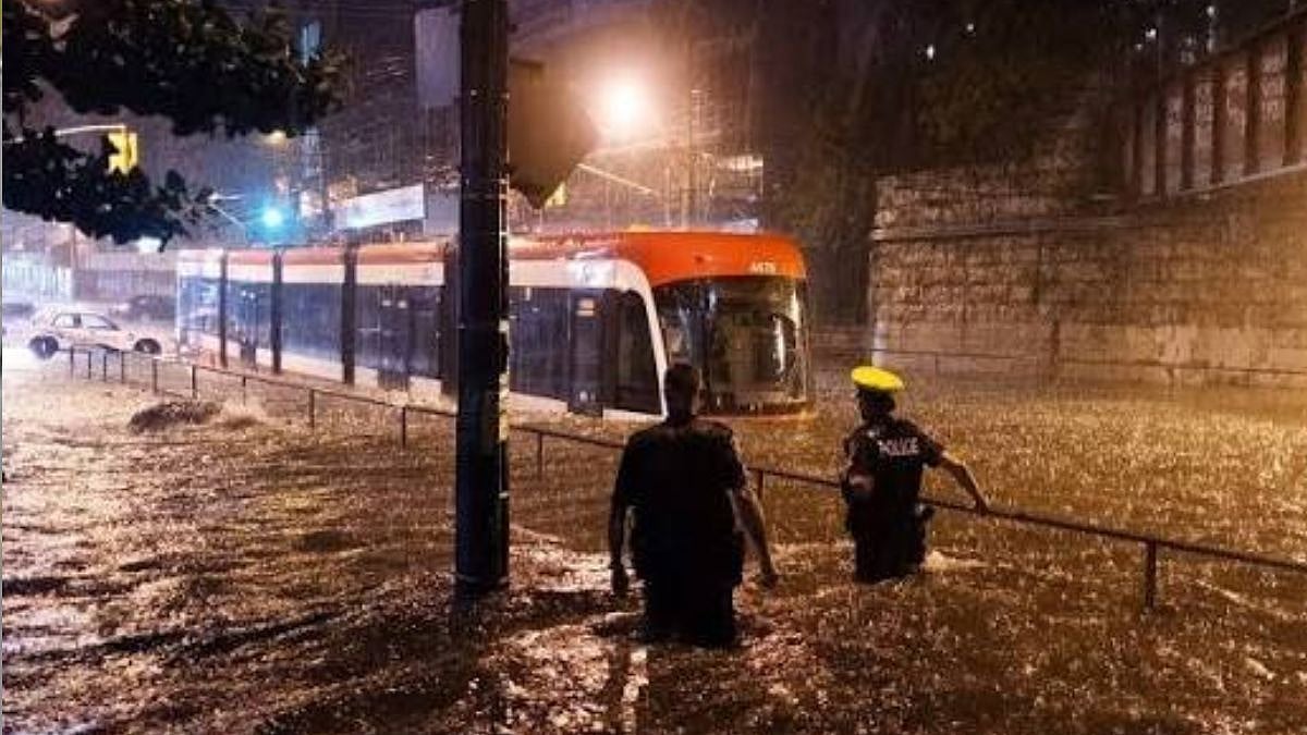 கனடாவின் டொராண்டோ நகரில் 100 ஆண்டுகளில் இல்லாத கனமழை