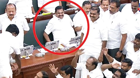 தர்ணாவை சிரித்தபடி பார்த்த எடப்பாடி பழனிசாமி