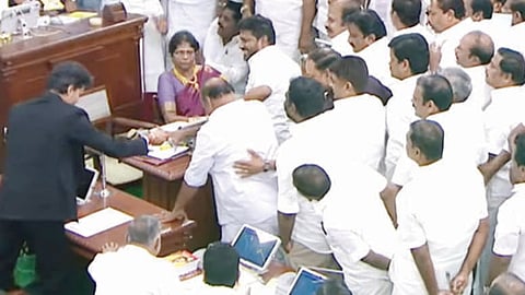 தடுமாறிய தி.மு.க. எம்.எல்.ஏ.- கை கொடுத்து உதவிய முதலமைச்சர் விஜய்