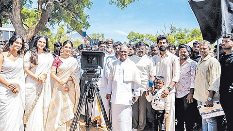 படப்பிடிப்பை இளையராஜா தொடங்கி வைத்த காட்சி.