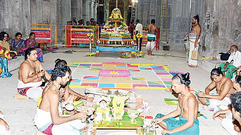 வருகிற 17-ந்தேதி மகா கும்பாபிஷேகம்: மீனாட்சி அம்மன் கோவிலில் 182 குண்டங்களில் வேத மந்திரங்கள் முழங்க யாகசாலை பூஜைகள்