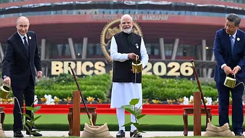 புதின், மோடி, ஜி ஜின்பிங் பாரத் மண்டபம் வெளியே மரம் நட்ட காட்சி 
