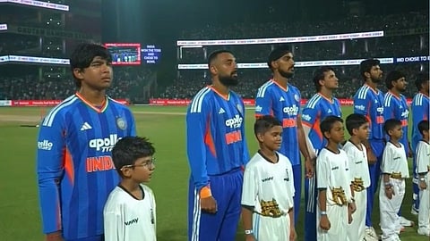 வரலாற்றில் முதல்முறை: கட்டாயம் இல்லை என்றபோதும் கிரிக்கெட் போட்டியில் முதலாவதாக இசைக்கப்பட்ட வந்தே மாதரம்!