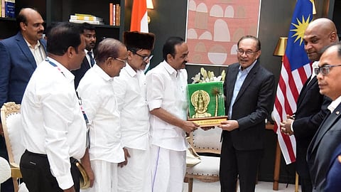 மலேசிய பிரதமர் அன்வர் இப்ராகிமுடன் கேரள முதல்வர் சதீசன் 