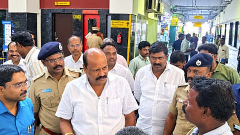 கிளாம்பாக்கம் பேருந்து நிலையத்தில் ஆய்வு மேற்கொண்டார் அமைச்சர்