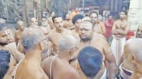 வடகலை- தென்கலை பிரிவினர் மீண்டும் வாக்குவாதம்