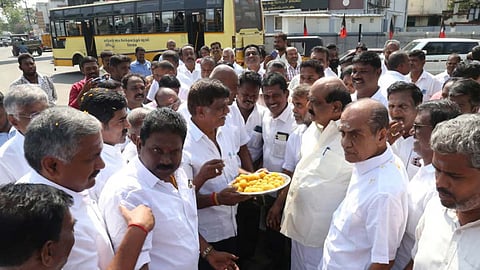 அண்ணா பிறந்தநாளை முன்னிட்டு தி.மு.க., அ.தி.மு.க.வினர் ஒருவருக்கொருவர் இனிப்பு ஊட்டி மகிழ்ந்தபோது எடுத்த படம்.
