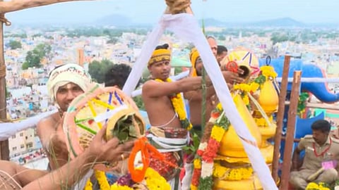 கோலாகலமாக நடைபெற்ற மதுரை மீனாட்சி அம்மன் கோவில் கும்பாபிஷேகம் - பக்தர்கள் மீது புனித நீர் தெளிப்பு