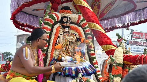 திருப்பதி பிரம்மோற்சவ விழாவில் இன்று காலை மோகினி அவதாரத்தில் ஏழுமலையான் பவனி வந்த காட்சி.