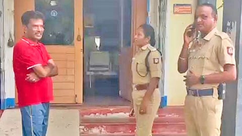 கொள்ளை முயற்சி நடந்த வங்கியில் போலீசார் விசாரணை நடத்திய காட்சி