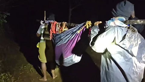 வயிற்று வலியால் துடித்த பெண்ணை டோலில் மருத்துவமனைக்குத் தூக்கிச் சென்ற மக்கள்