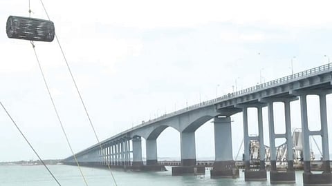 பாம்பனில் 1-ம் எண் புயல் எச்சரிக்கை கூண்டு ஏற்றம்-  மீனவர்கள் கடலுக்கு செல்லவில்லை