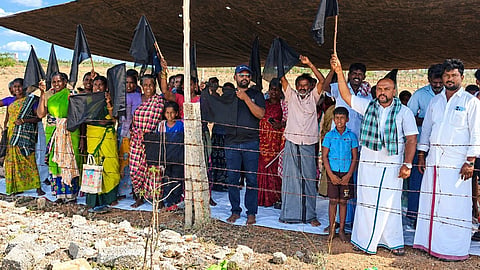 நாங்குநேரி அருகே கல்குவாரி அமைக்க எதிர்ப்பு தெரிவித்து கிராம மக்கள் 2-வது நாளாக போராட்டம்