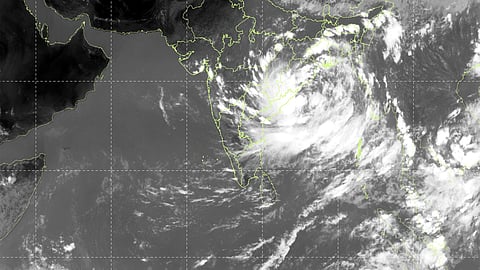 வங்கக்கடலில் வலுவடையும் ஆழ்ந்த காற்றழுத்த தாழ்வு பகுதி- 9 துறைமுகங்களில் புயல் எச்சரிக்கை கூண்டு ஏற்றம்