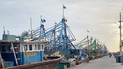 வானிலை மையம் எச்சரிக்கை எதிரொலி: தூத்துக்குடியில் 2-வது நாளாக மீனவர்கள் கடலுக்கு செல்லவில்லை