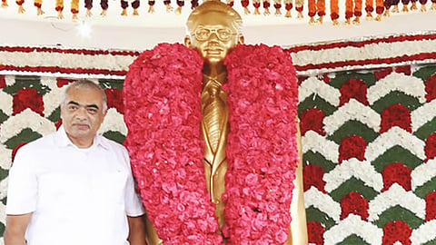 Balasubramanian Adityan pays tribute at Tiruchendur Manimandapam