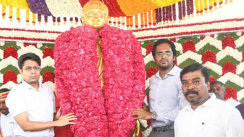 Thoothukudi collectorpays floral tribute