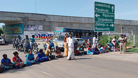 டாஸ்மாக் கடையை மாற்றக்கோரி பெண்கள் சாலை மறியல்