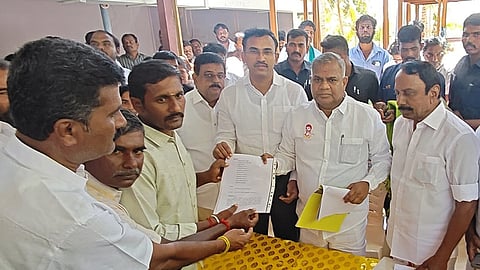 த.வெ.க. வெற்றியை தடுக்க தி.மு.க.வும் அ.தி.மு.க.வும் சேர்ந்து சதி செய்கின்றன- அமைச்சர் அருண்ராஜ் குற்றச்சாட்டு