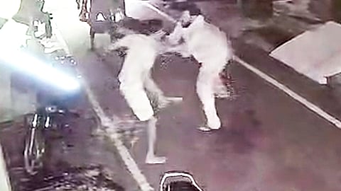 மோட்டார் சைக்கிள் திருடனை மடக்கி பிடித்த வாலிபருக்கு கத்திக்குத்து