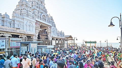 திருச்செந்தூர் கோவிலில் பக்தர்கள் குவிந்தனர்