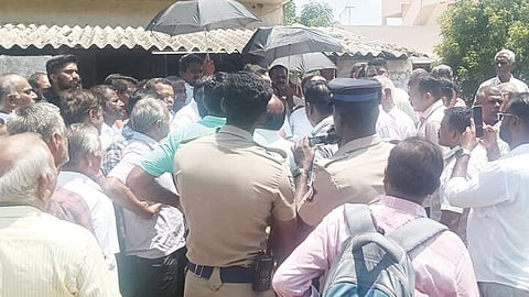 கரூர் அருகே டாஸ்மாக் கடையை அகற்றக்கோரி பொதுமக்கள் போராட்டம் 