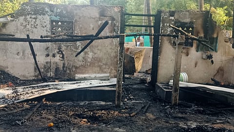 மரக்காணம் அருகே 2 கூரை வீடுகள் எரிந்து சேதம் 