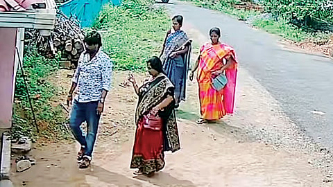 2 ஜவுளி கடையில் கைத்தறி பட்டு சேலைகளை திருடிய பெண்கள்